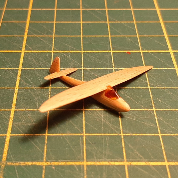 Lo100 - Flugzeugmodell aus Buchenholz mit Bernsteinhaube im Maßstab 1:200